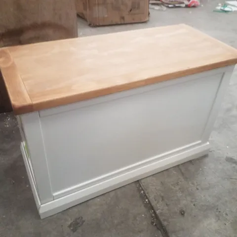 BOXED BLANKET CHEST WHITE AND WAX - PO157