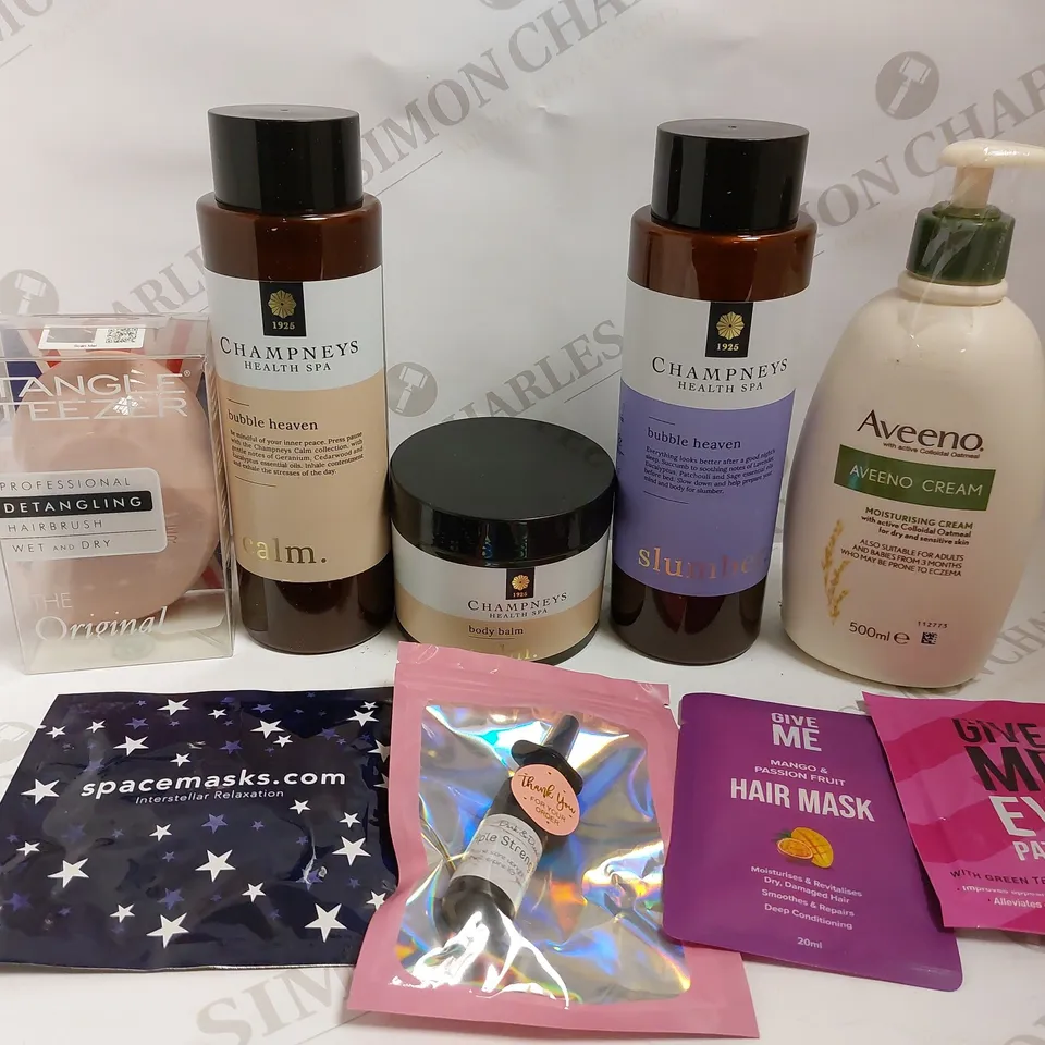BOX OF APPROX 15 COSMETIC ITEMS TO INCLUDE CHAMPNEYS BUBBLE BATH, TANGLE TEEZER AND AVEENO MOISTURISING CREAM