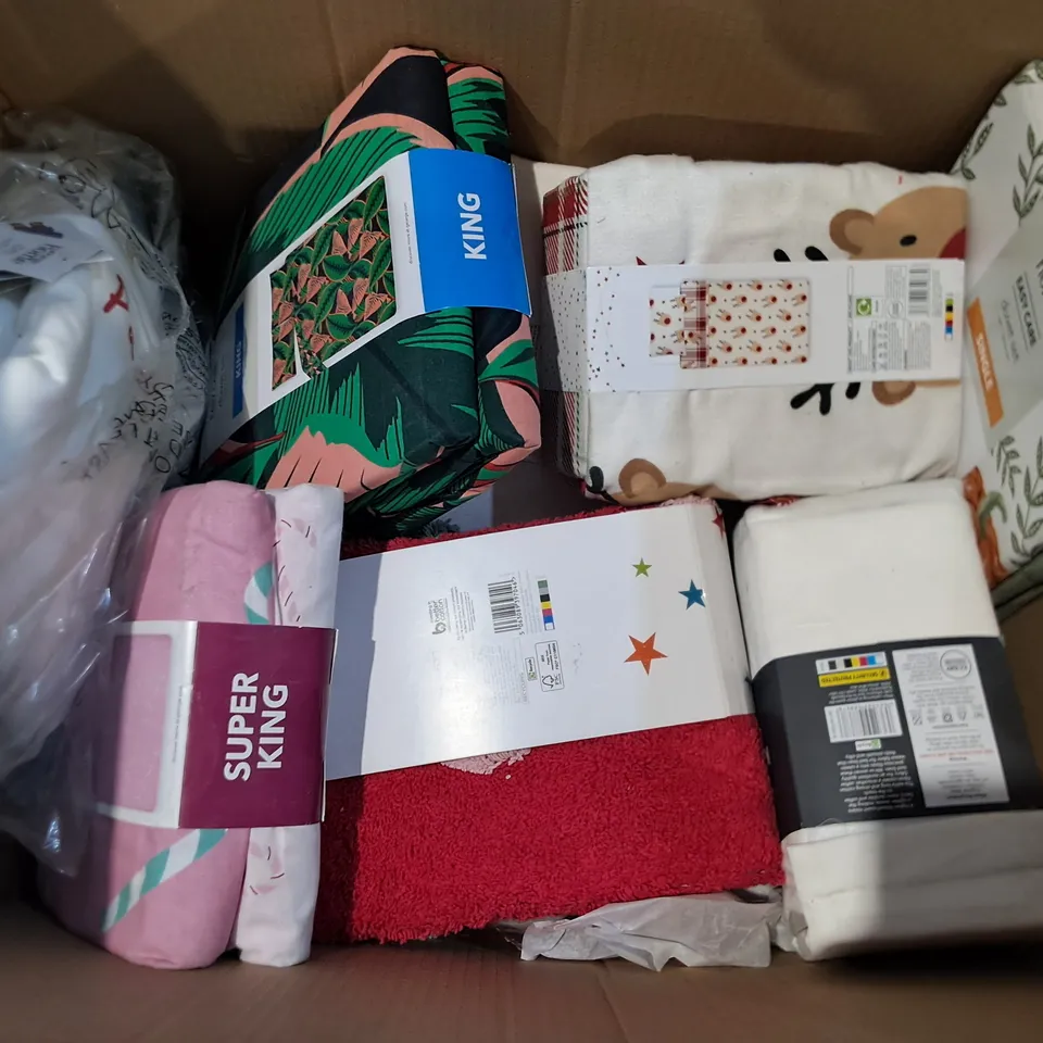 LOT OF APPROXIMATELY 18 ASSORTED BEDDING AND SOFT FURNISHING  ITEMS TO INCLUDE DUVETS, THROWS AND SHEETS