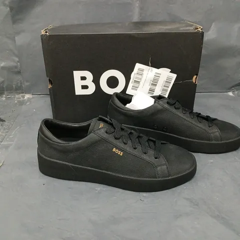 HUGO BOSS BELWAR GOLD LOGO TUMBLED LEATHER LOW TRAINERS - BLACK UK 8 