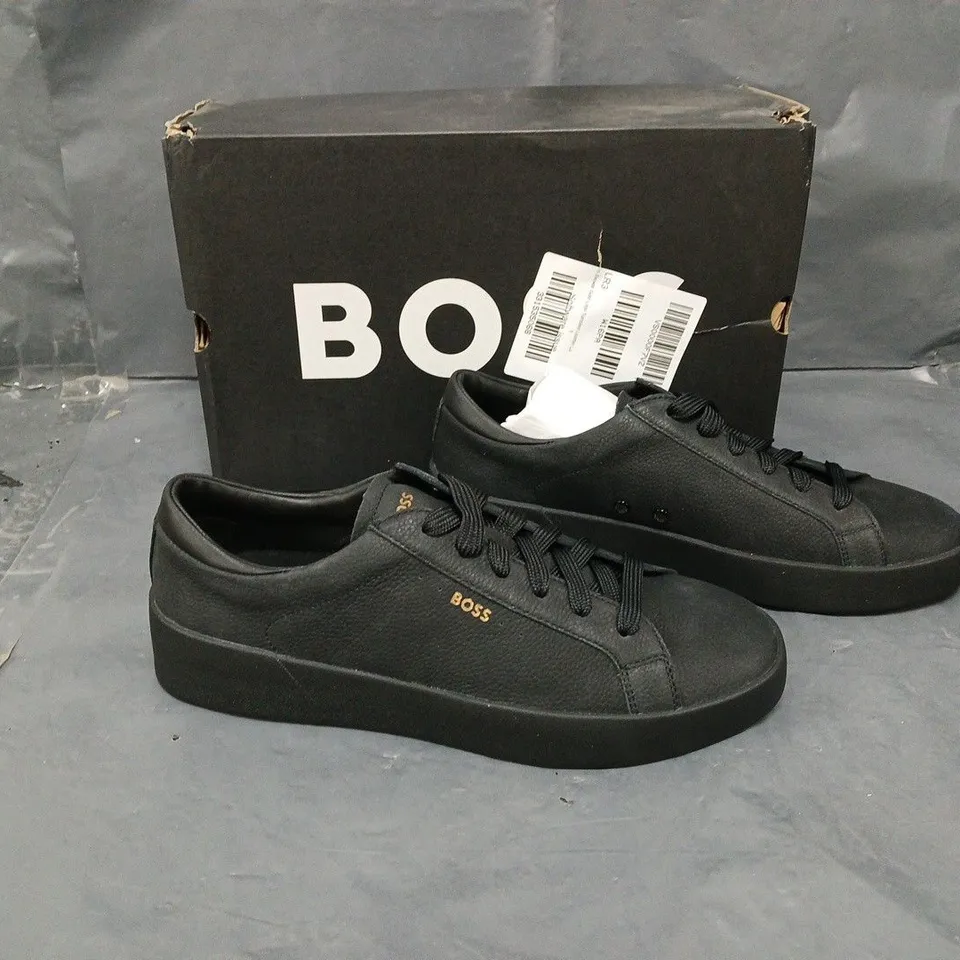 HUGO BOSS BELWAR GOLD LOGO TUMBLED LEATHER LOW TRAINERS - BLACK UK 8 