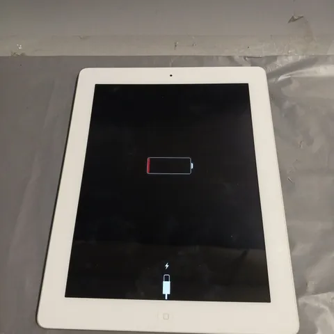 APPLE IPAD 4TH GEN TABLET IN WHITE/SILVER