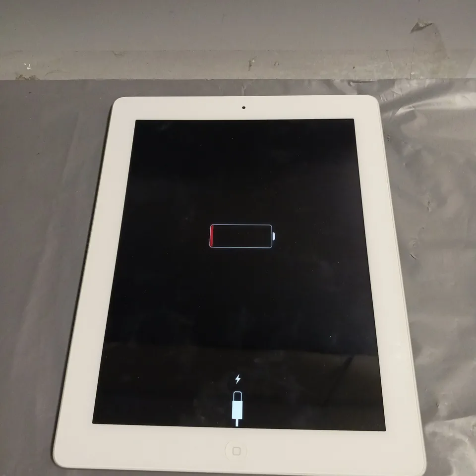 APPLE IPAD 4TH GEN TABLET IN WHITE/SILVER