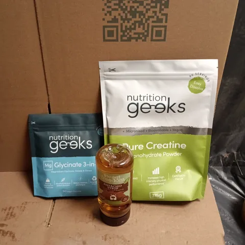 APPROXIMATELY 12 ASSORTED FOOD AND DRINKS ITEMS TO INCLUDE - NUTRITION GEEKS PURE CREATINE MONOHYDRATE, NUTRITION GEEKS 3 IN 1 MAGNESIUM SUPPLEMENT, SWEET FREEDOM LOW CAL PISTACHIO FLAVOURED SYRUP ETC