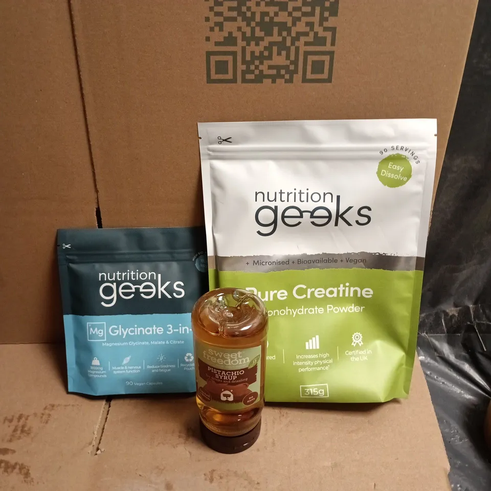 APPROXIMATELY 12 ASSORTED FOOD AND DRINKS ITEMS TO INCLUDE - NUTRITION GEEKS PURE CREATINE MONOHYDRATE, NUTRITION GEEKS 3 IN 1 MAGNESIUM SUPPLEMENT, SWEET FREEDOM LOW CAL PISTACHIO FLAVOURED SYRUP ETC