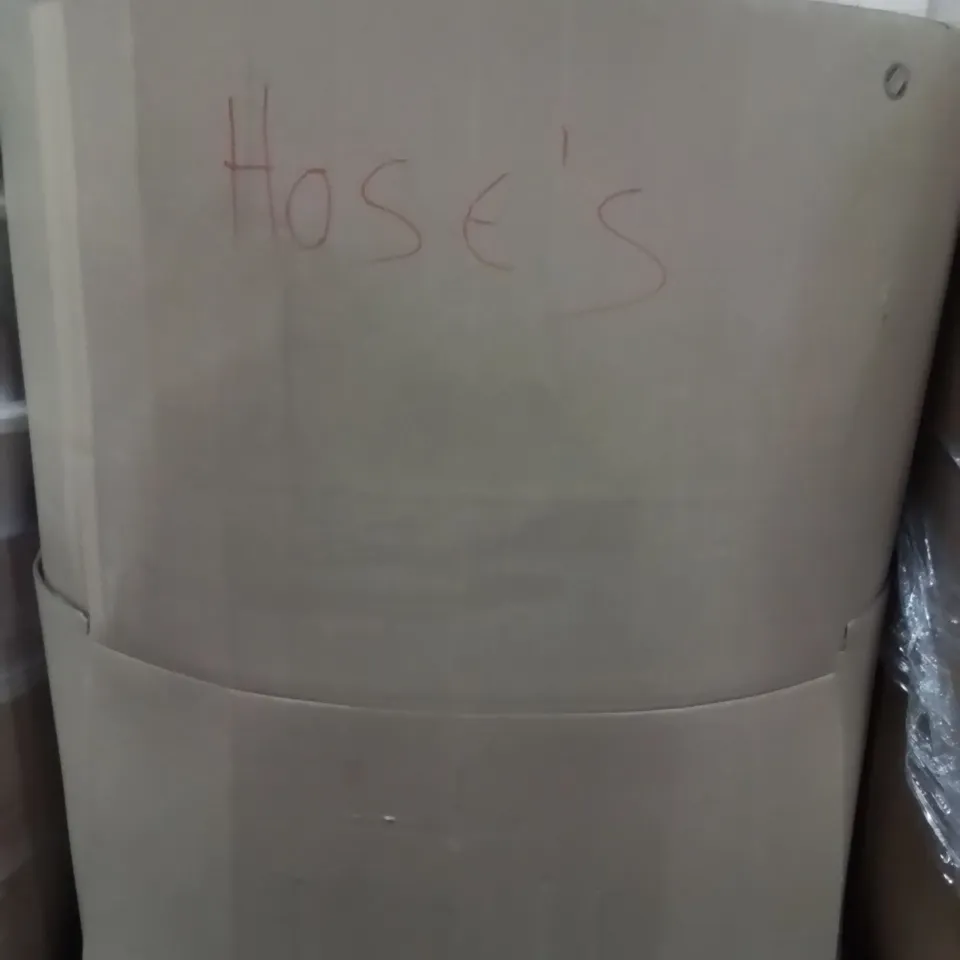 PALLET CONTAINING A LARGE QUANTITY OF HOSES