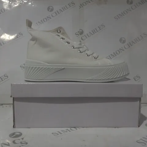 BOXED PAIR OF FASHION PLATFORM CANVAS SHOES IN OFF-WHITE EU SIZE 40