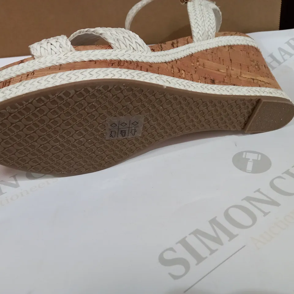 DUNE WHITE SANDAL SIZE 5 