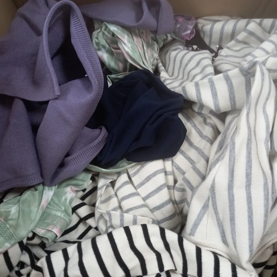 BOX OF APPROX 20 ASSORTED CLOTHING ITEMS TO INCLUDE - WYNNE LAYERS - KIM&CO 