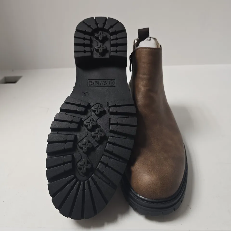 BROWN LEATHER CHELSEA BOOT WITH LUG SOLE PAVERS SIZE 8