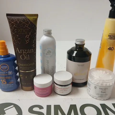 APPROX 12 ASSORTED BEAUTY PRODUCTS TO INCLUDE XHC CONDITIONER, GLOVED BODYWASH, BLOOM SHOWER WHIP, ETC 