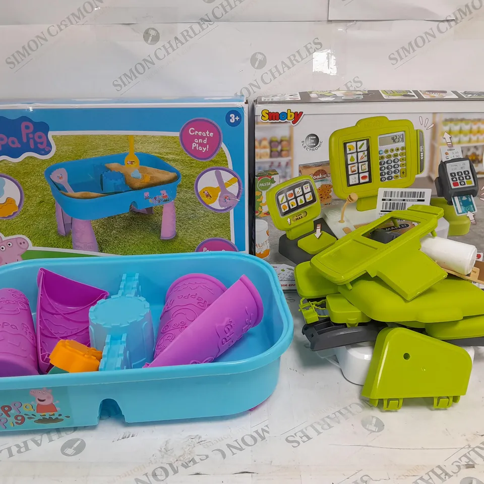 ASSORTED TOYS TO INCLUDE SMOBY LARGE CASH REGISTER AND PEPPA PIG SAND AND WATER TABLE 