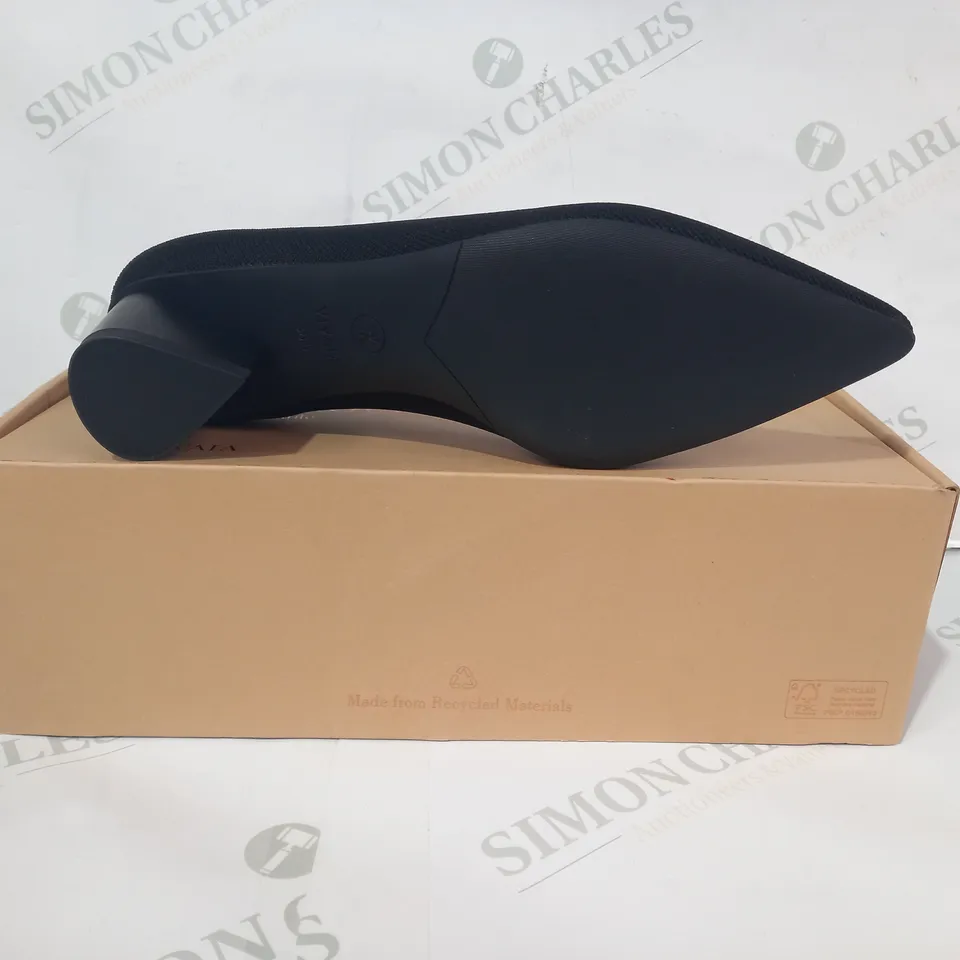 BOXED PAIR OF VIVALA SLIP-ON LOW BLOCK HEEL SHOES IN BLACK EU SIZE 38.5