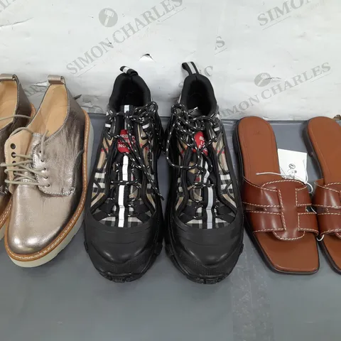 BOX OF APPROXIMATELY 15 ASSORTED PAIRS OF SHOES AND FOOTWEAR ITEMS IN VARIOUS STYLES AND SIZES TO INCLUDE CLARKS, BURBERRY, H&M, ETC