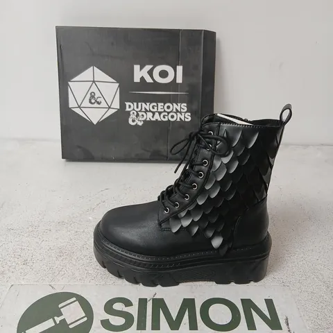 BOXED KOI DUNGEONS AND DRAGONS DRACO SCALE CHUNKY STOMPER BOOTS SIZE 4
