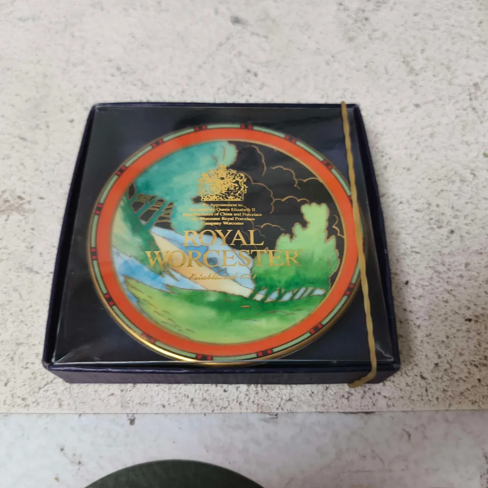 ROYAL WORCESTER COLLECTORS PLATE – IN PRESENTATION BOX