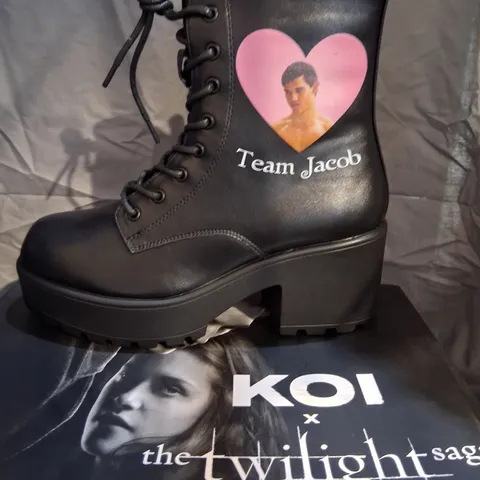 BRAND NEW BOXED KOI X THE TWILIGHT SAGA TEAM JACOB MILITARY BOOTS SIZE 6