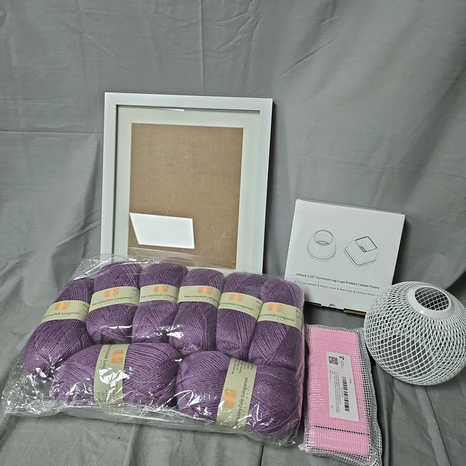 APPROXIMATELY 20 ASSORTED HOUSEHOLD ITEMS TO INCLUDE PHOTO FRAME, FURNITURE LEG CUPS, LONGWOOL, ETC