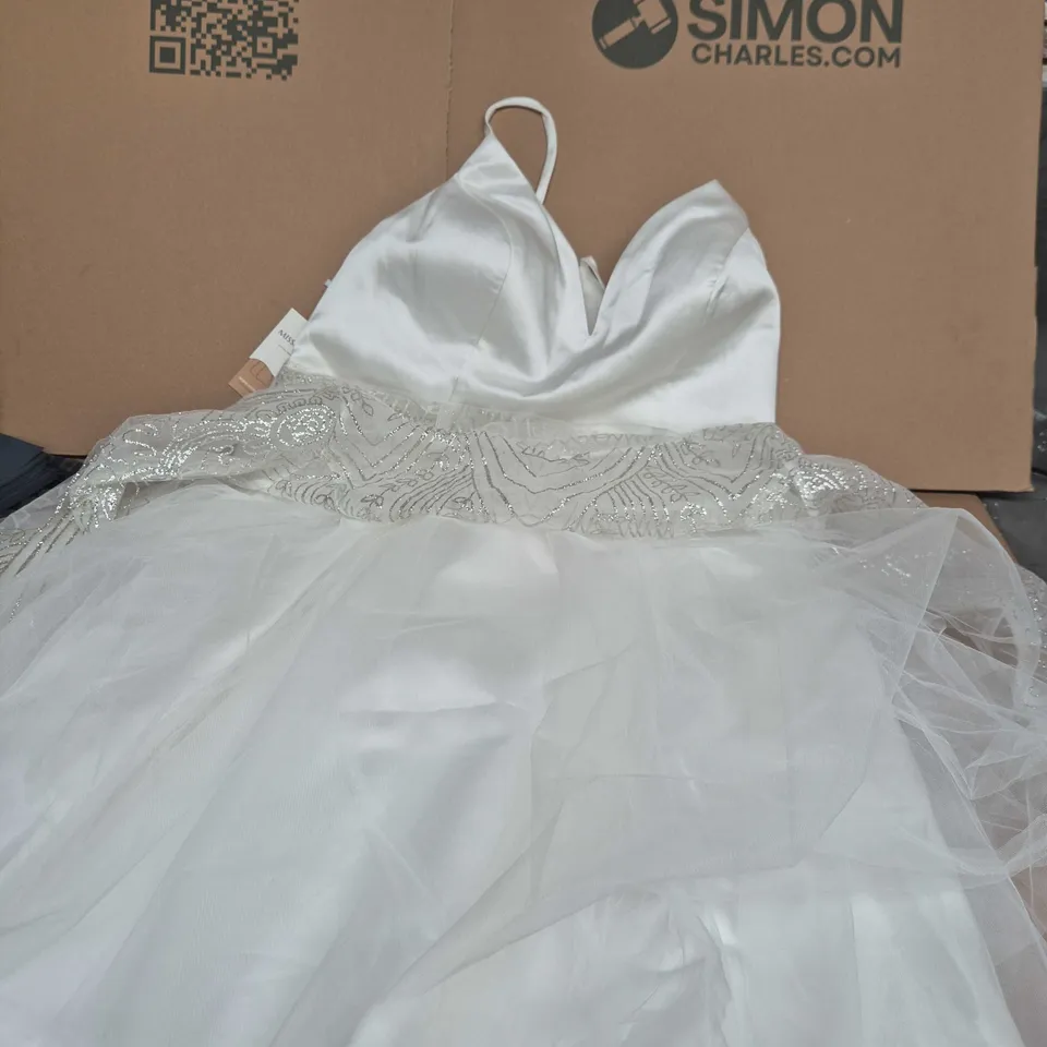 MISSACC WHITE EVENING GOWN WITH BEADED WAIST DETAIL - SIZE UNSPECIFIED 