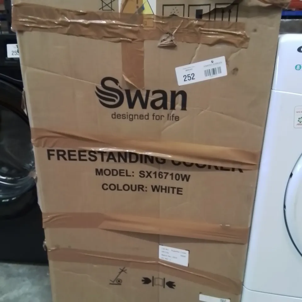 BOXED SWAN SX16710W 50CM WIDE ELECTRIC SOLID PLATE COOKER - WHITE