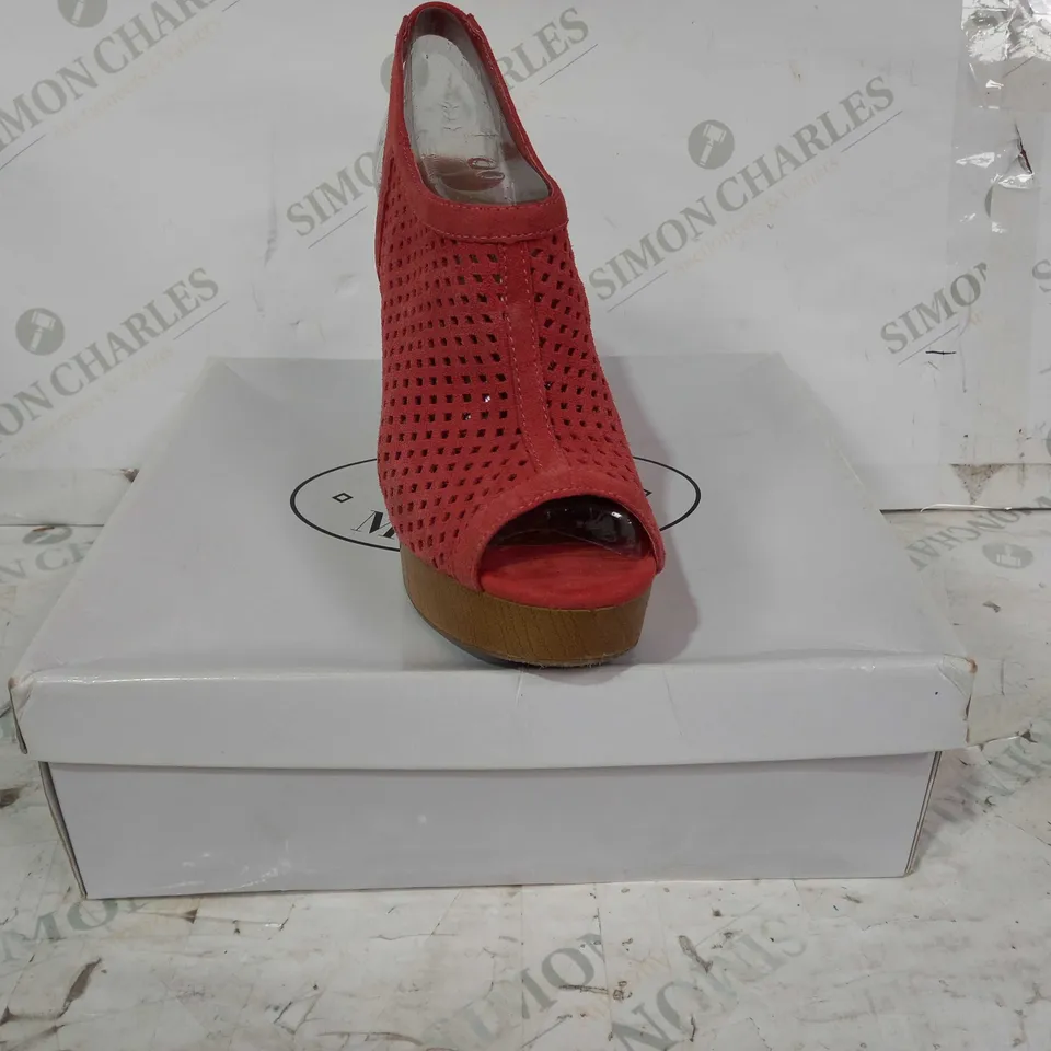 BOXED PAIR OF STEVE MADDEN SUEDE PERFORATED WEDGE HEEL SANDALS IN CORAL EU SIZE 38
