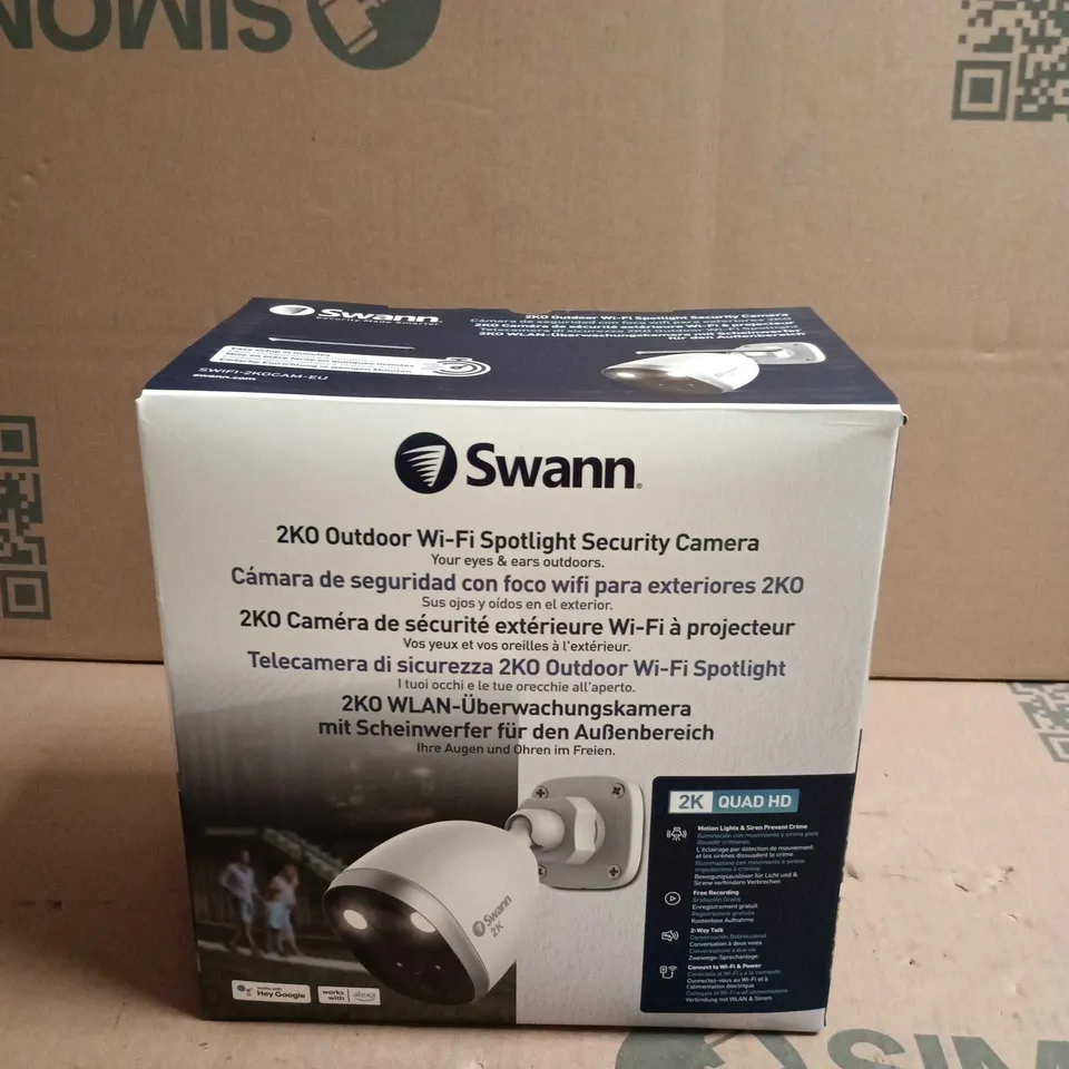 SWANN 2K OUTDOOR WI-FI SPOTLIGHT SECURITY CAMERA – BOXED