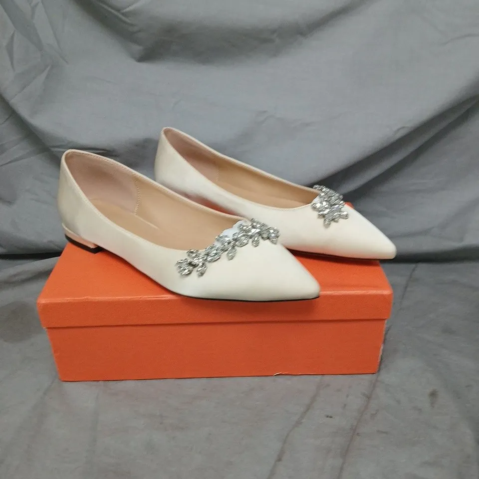 GRACE EVERY STEP COURT SHOES WITH JEWEL EFFECT DETAIL - CREAM - SIZE EU 38