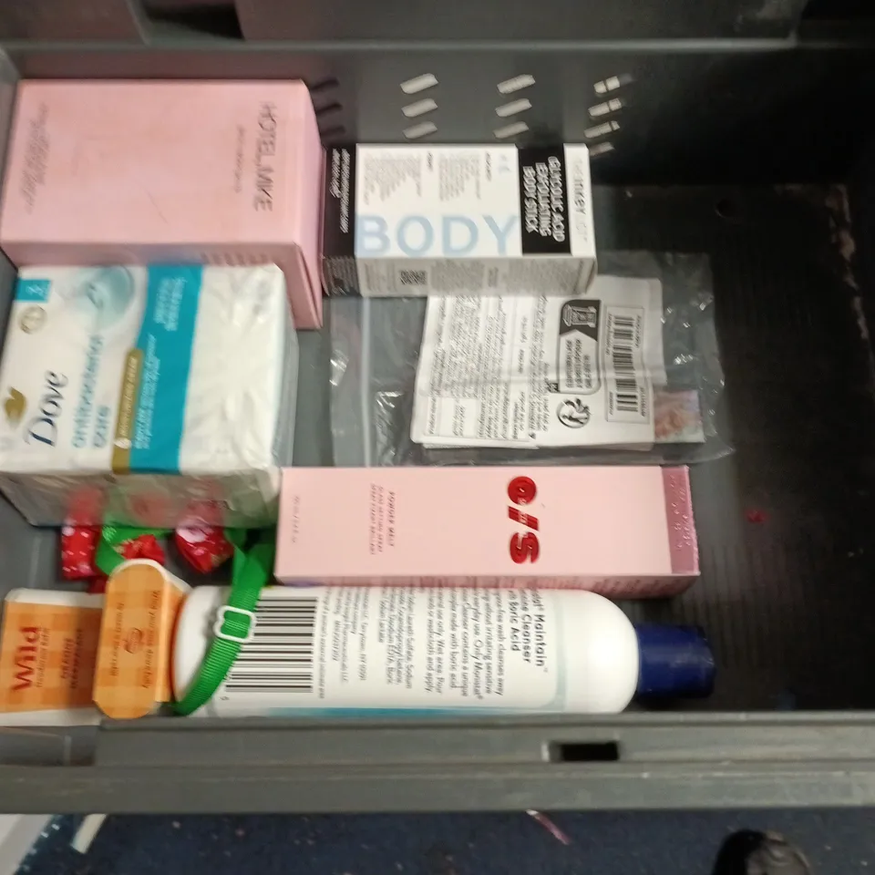 LOT OF APPROXIMATELY 19 ASSORTED HEALTH AND BEAUTY ITEMS TO INCLUDE MYLEE, DOVE AND HOTEL MILK