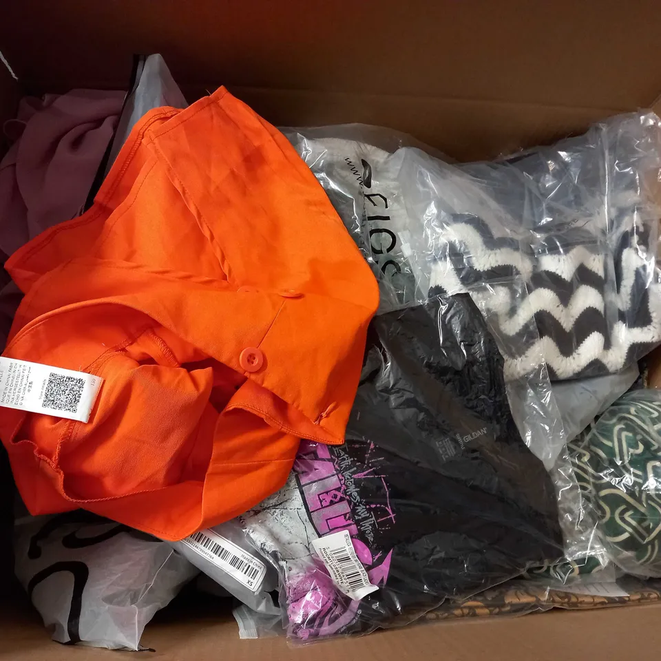 LARGE QUANTITY OF CLOTHING ITEMS TO INCLUDE DRESSES, SWEATERS, JEANS, T-SHIRTS, ETC