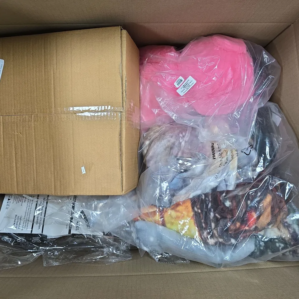 APPROXIMATELY 10 ASSORTED ITEMS TO INCLUDE SPORT SOCKS, WINDOW CLEANER, TEDDY BEAR PINK, ETC