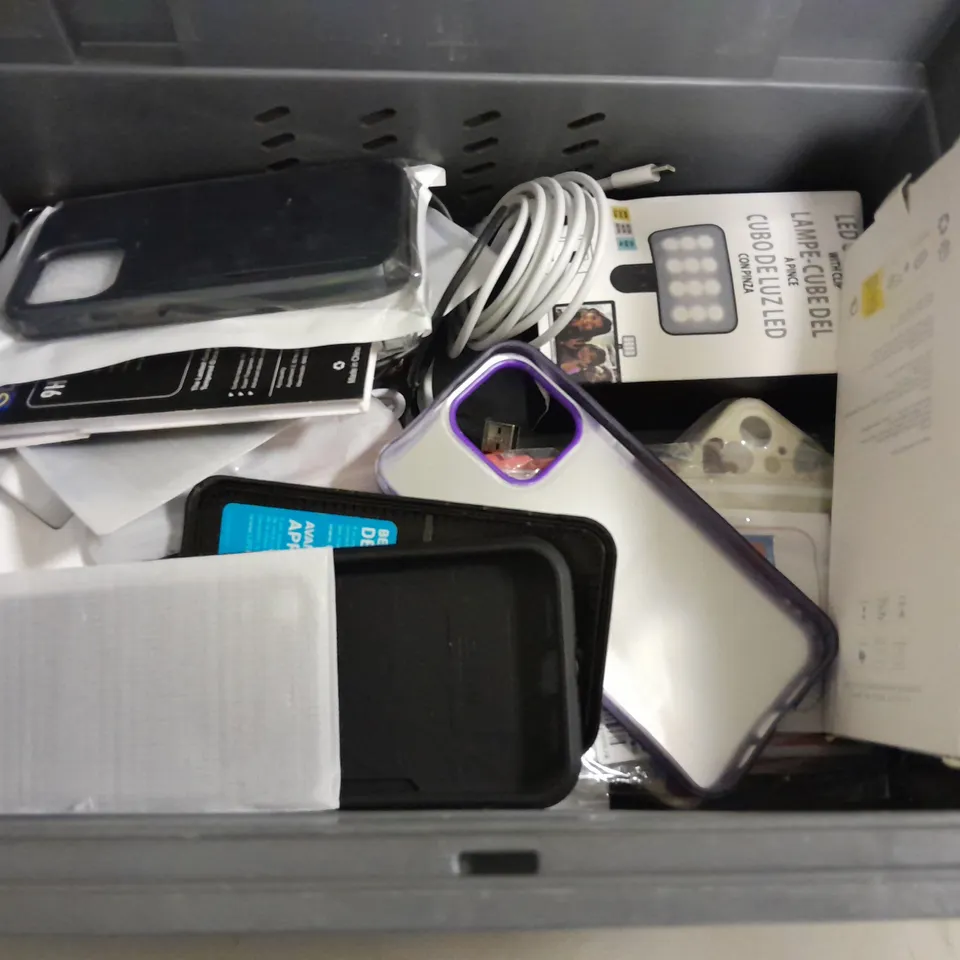LOT OF ASSORTED MOBILE PHONE ACCESSORIES TO INCLUDE CASES AND CHARGERS 
