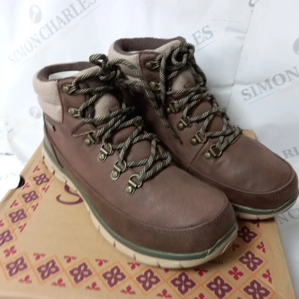 BOXED SKECHERS SYNERGY WARM TECH BOOTS, BROWN - SIZE 6.5