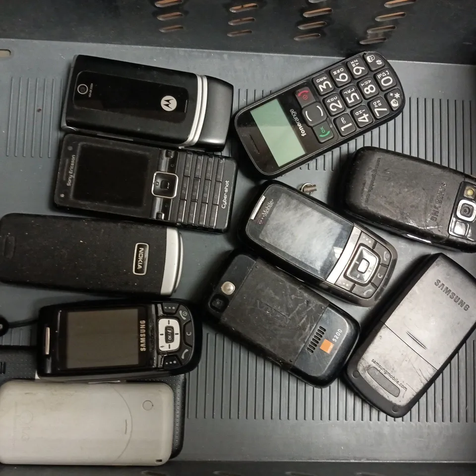APPROXIMATELY 10 ASSORTED OLD MOBILE PHONES TO INCLUDE SAMSUNG, NOKIA, ETC