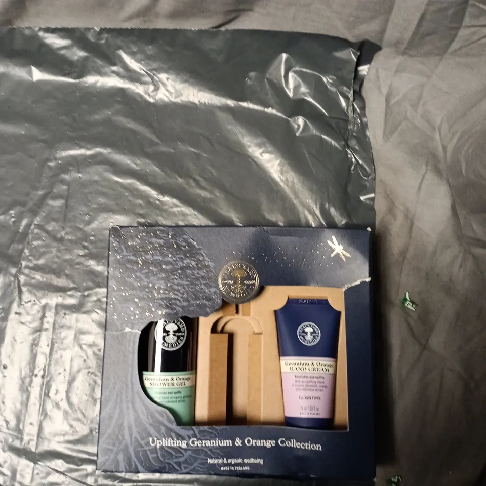 BOX OF APPROXIMATELY 6 ASSORTED COSMETIC BOXSETS TO INCLUDE BOOTS BOX AND NEALS YARD BOX