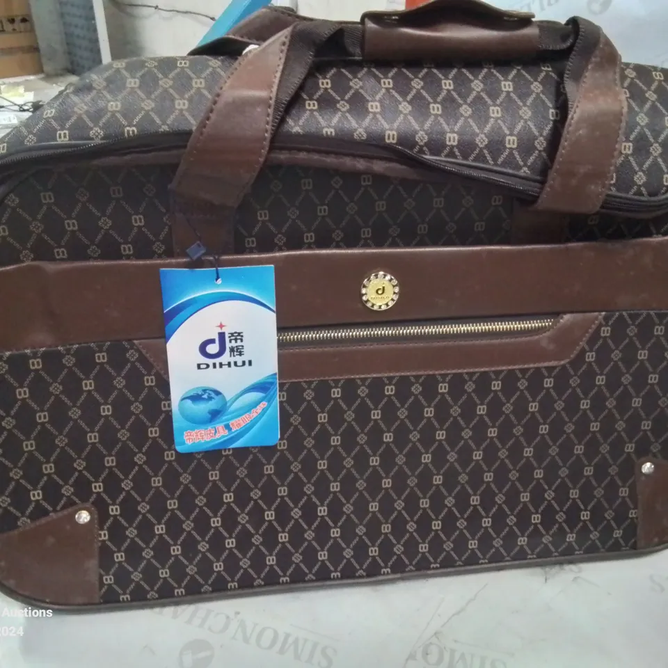 SELECTION OF 4 STYLISH TRAVEL BAGS ON WHEELS (STYLES AND COLOURS VARY)