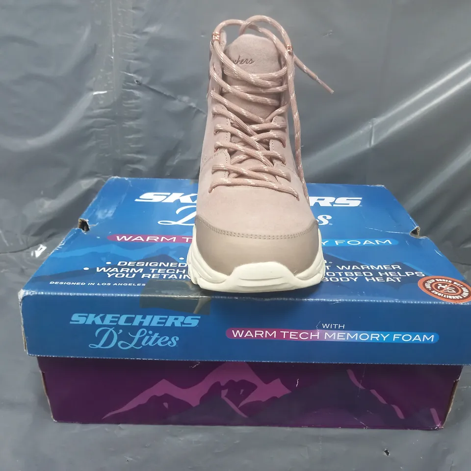 BOXED PAIR OF SKECHERS D'LITES BOOTS IN BLUSH SIZE 6 (2 LEFT SHOES)