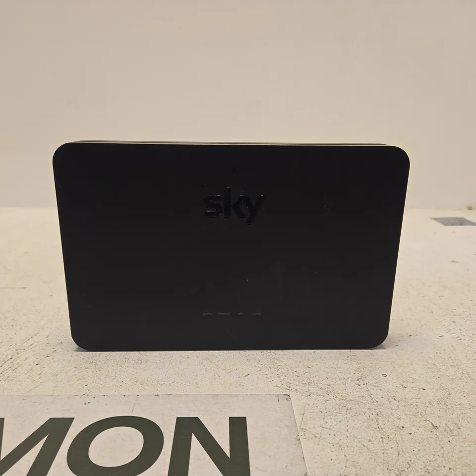 SKY Q HUB (MODEL SR203)