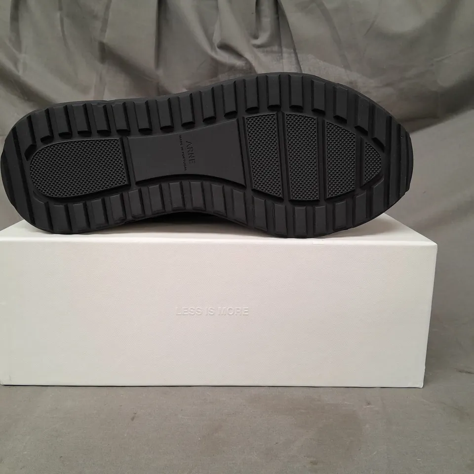 BOXED PAIR OF ARNE TECHNICAL RUNNER SHOES IN BLACK UK SIZE 12