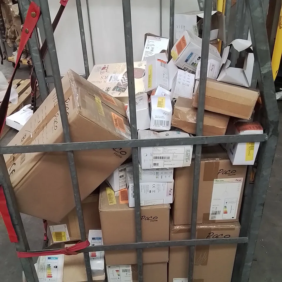 LOT CONTAINING LARGE AMOUNT OF VARIOUS ASSORTED BOXED LIGHT BULBS 