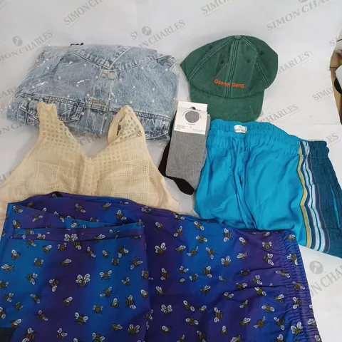 BOX OF APPROXIMATELY 30 ASSORTED CLOTHING ITEMS TO INCUDE - HAT , SOCKS , SHORT ETC