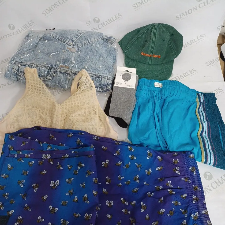 BOX OF APPROXIMATELY 30 ASSORTED CLOTHING ITEMS TO INCUDE - HAT , SOCKS , SHORT ETC