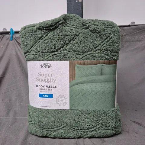 BOX TO INCLUDE APPROXIMATELY 6 SUPER SNUGGLY KING SIZE TEDDY FLEECE DUVET SETS IN GREEN - COLLECTION ONLY