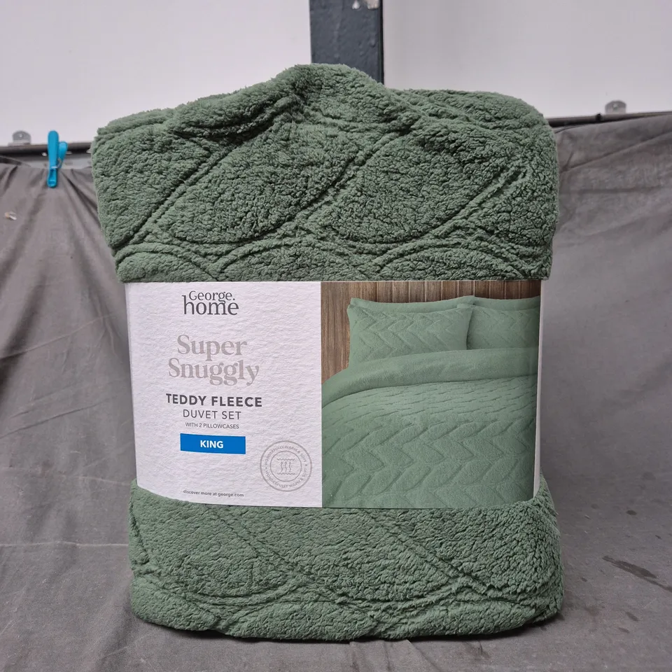 BOX TO INCLUDE APPROXIMATELY 6 SUPER SNUGGLY KING SIZE TEDDY FLEECE DUVET SETS IN GREEN - COLLECTION ONLY