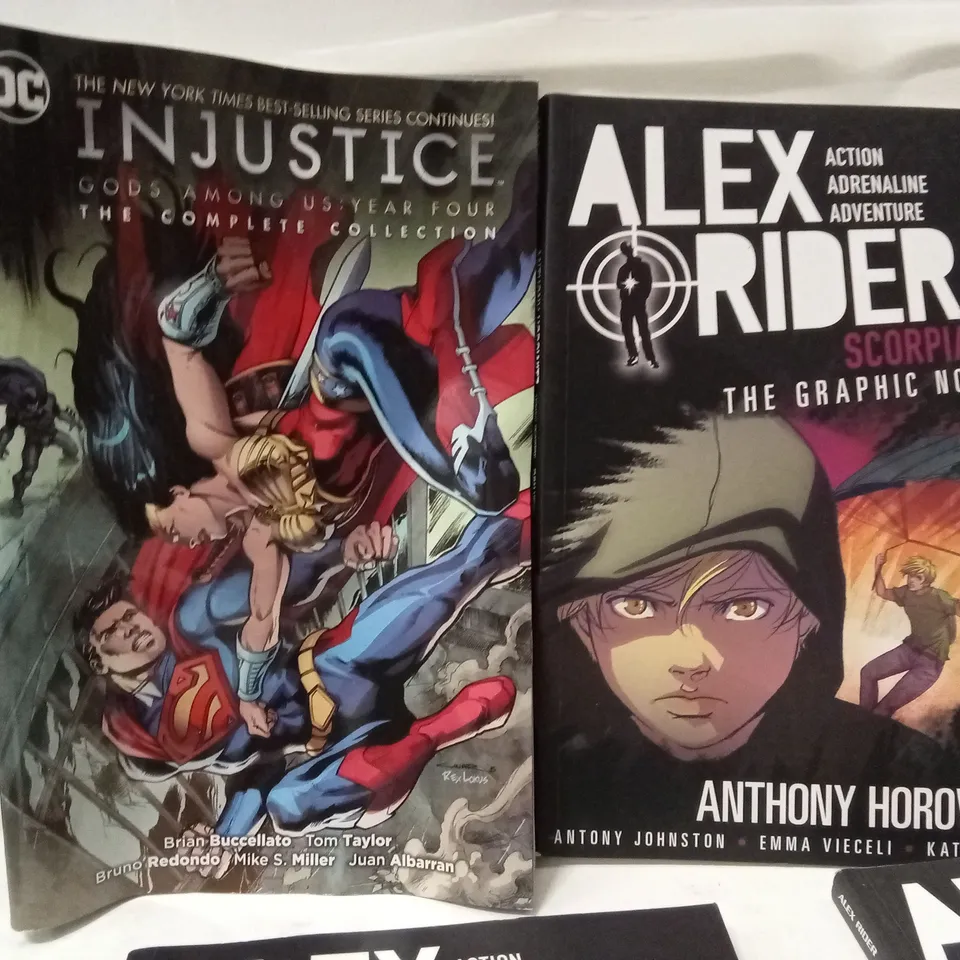 TOTE CONTAINING 8 COMIC BOOKS