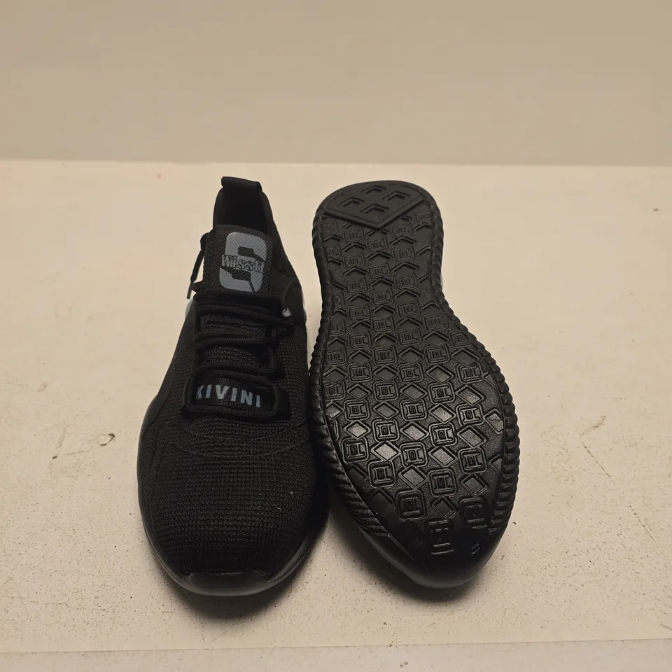 KIVINI KNIT RUNNER SNEAKERS – BLACK (SIZE EU 39)