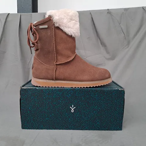 BOXED PAIR OF EMU AUSTRALIA BOOTS IN OAK SIZE 6