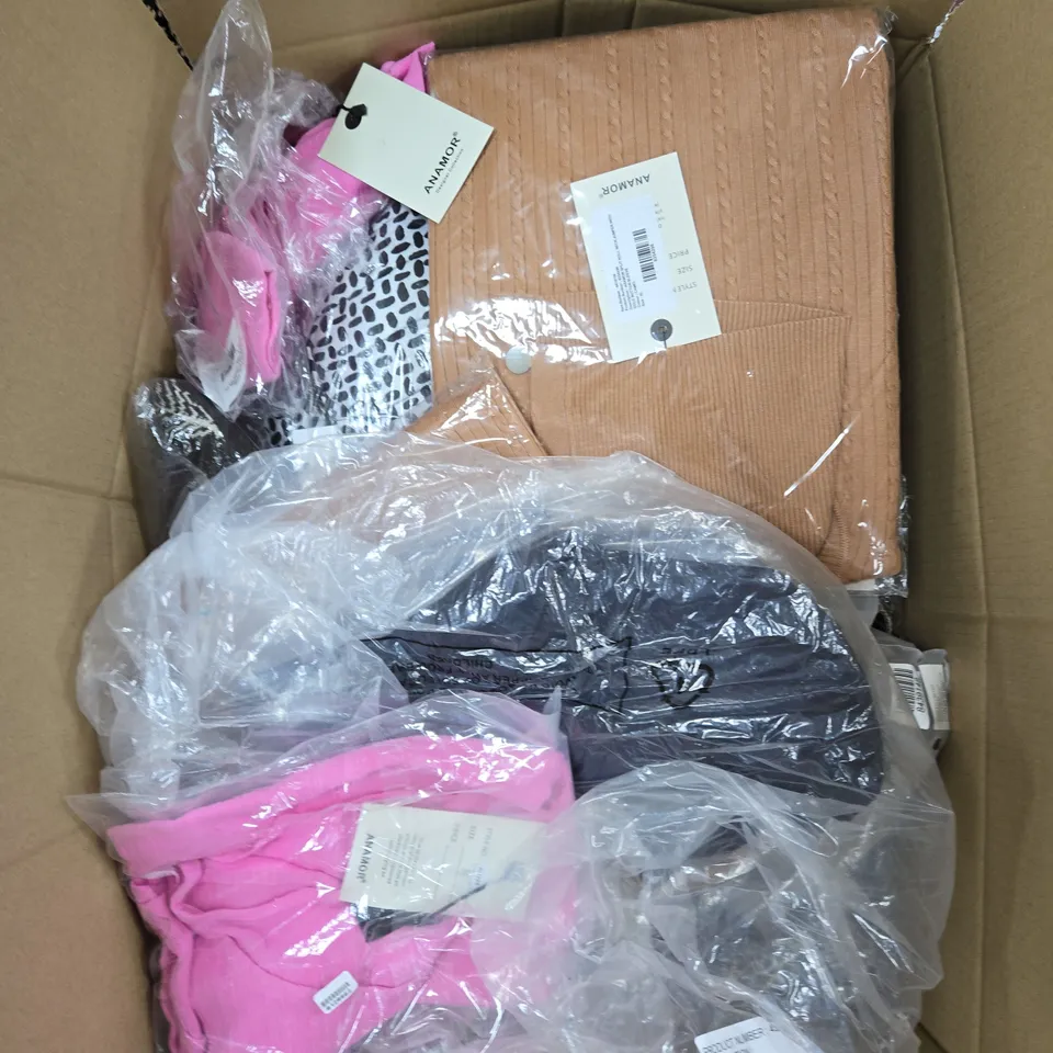 BOX OF APPROXIMATELY 25 ASSORTED CLOTHING ITEMS TO INCLUDE: ANAMOR SPLIT ROLL NECK JUMPER
