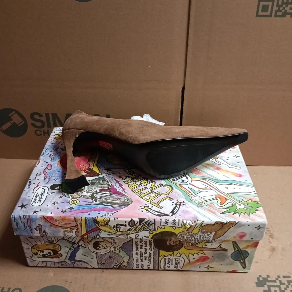 BOXED PAIR OF JEFFREY CAMPBELL HEELED POINTED COURT SHOES IN CAMEL SUEDE - 3