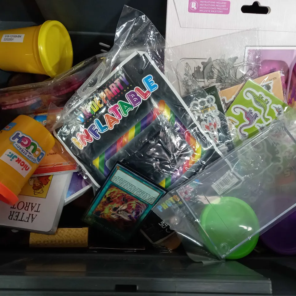 BOX OF APPROX 25 ASSORTED TOYS TO INCLUDE - HOT WHEELS ACTION CAR TOYS - UNO CARD GAME - NICK JR READY STEADY DOUGH ECT