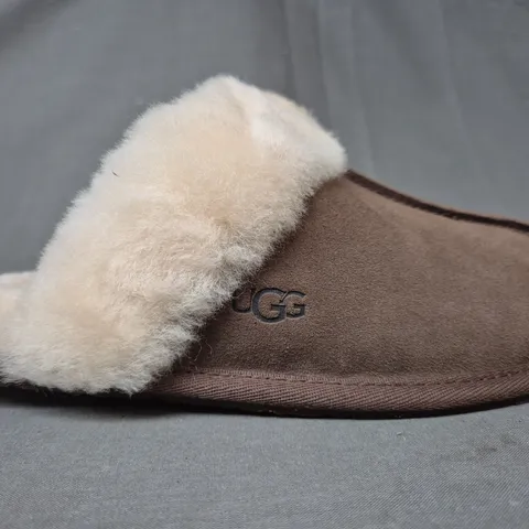 BOXED PAIR OF UGG WOMEN'S SCUFFETTEE II SHOES IN DARK TAUPE UK SIZE 4